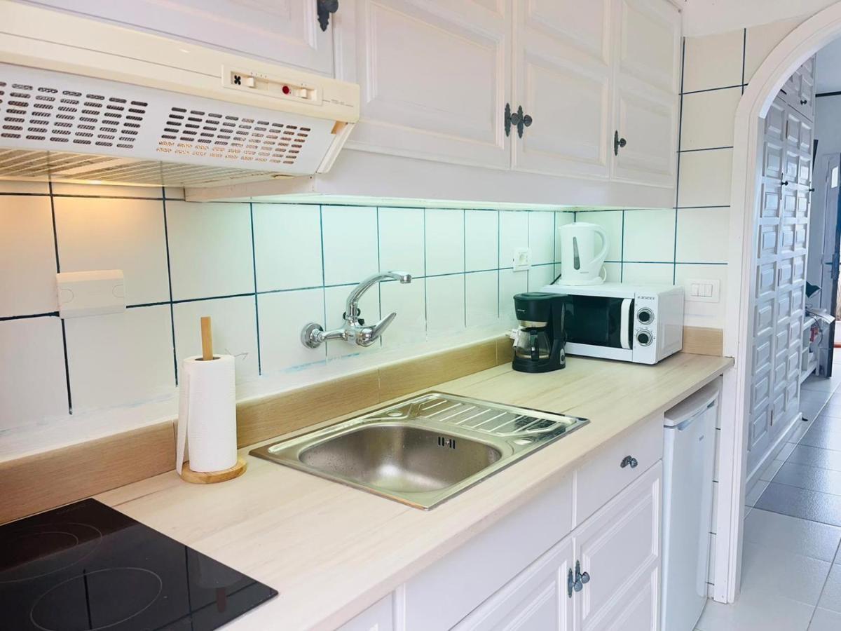 Studio Sea Front View & Pool Apartment Такоронте Екстериор снимка